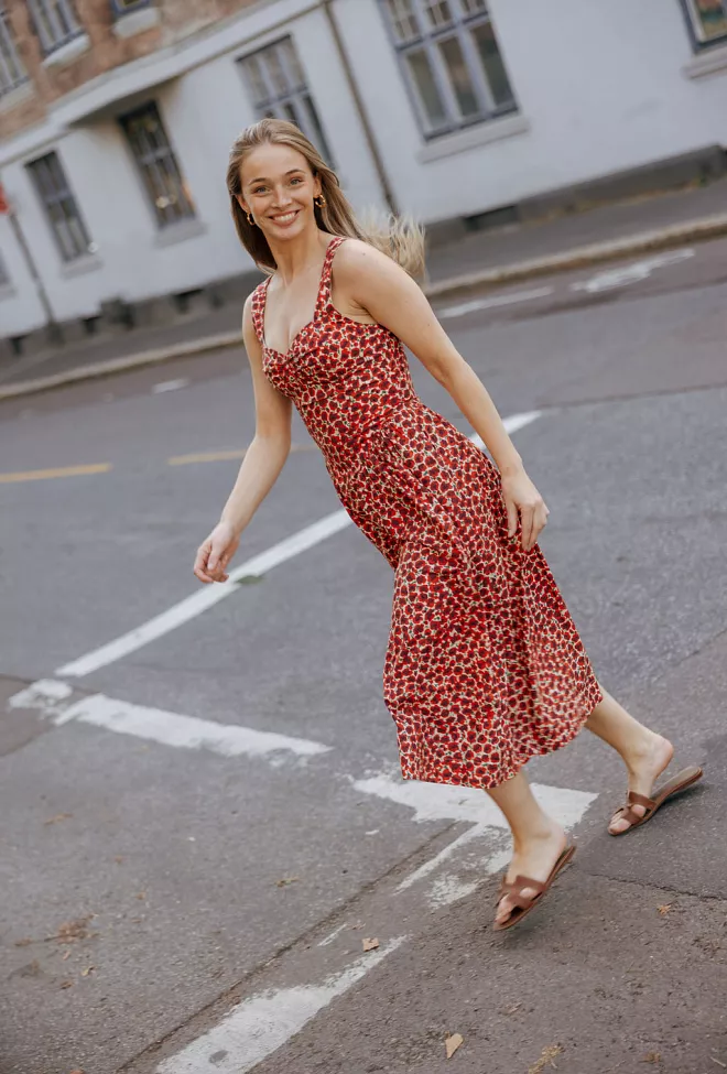 Pia Tjelta Dolce Vita Dress Red midikjole 2