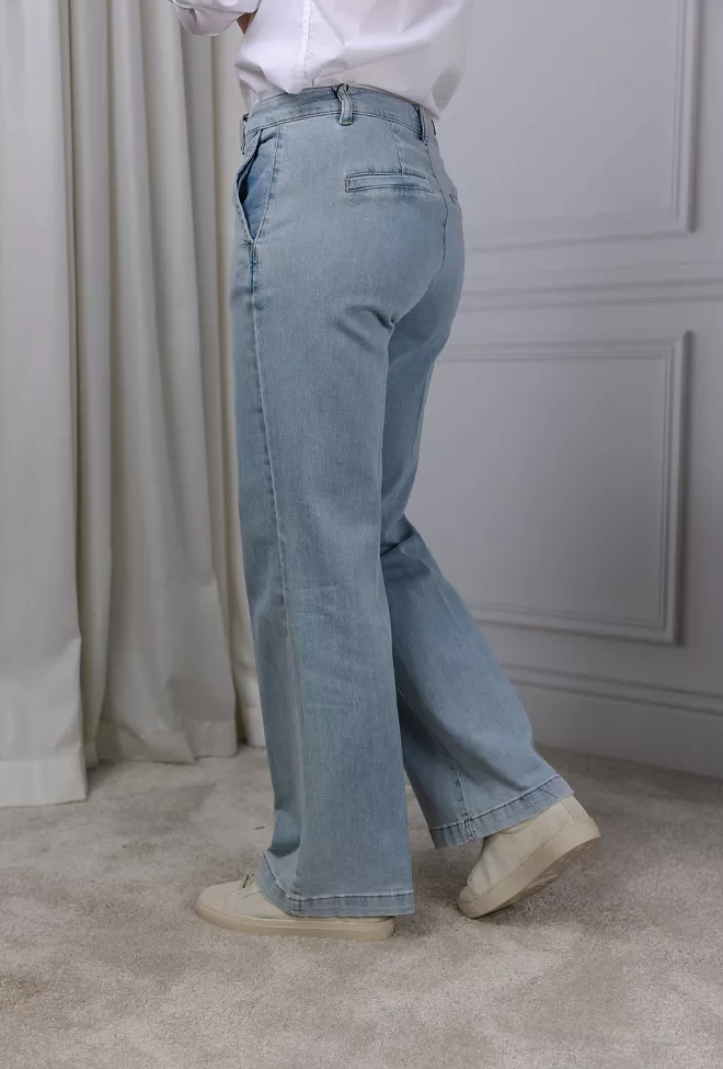 My Essential Wardrobe 30 The Lara 115 Pant Light Blue Wash jeans 3