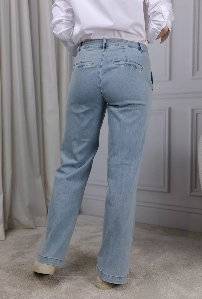 My Essential Wardrobe 30 The Lara 115 Pant Light Blue Wash jeans 4