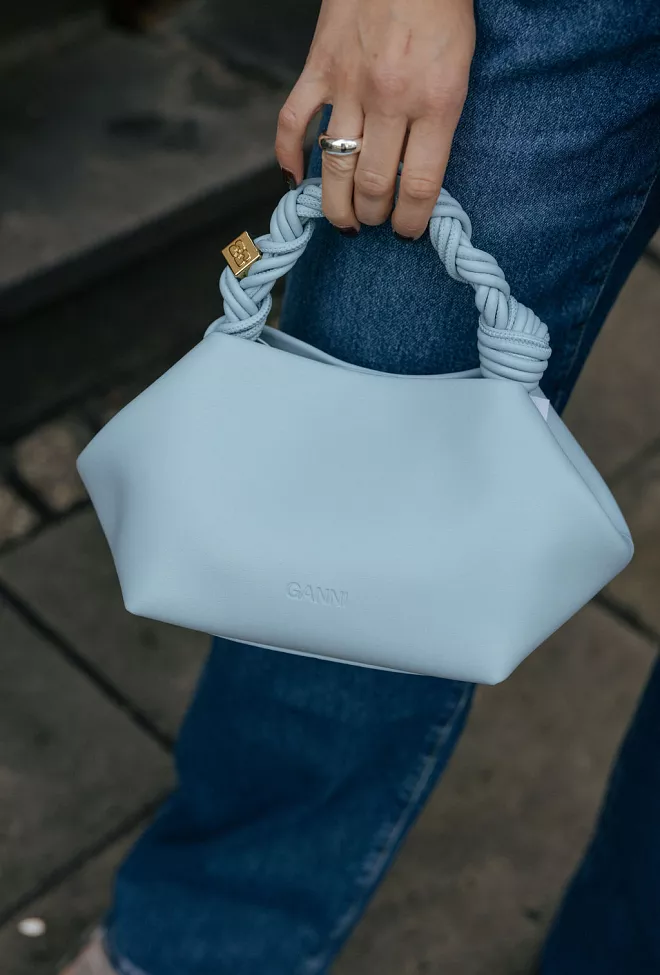 GANNI Bou Bag Small Icy Blue veske 5