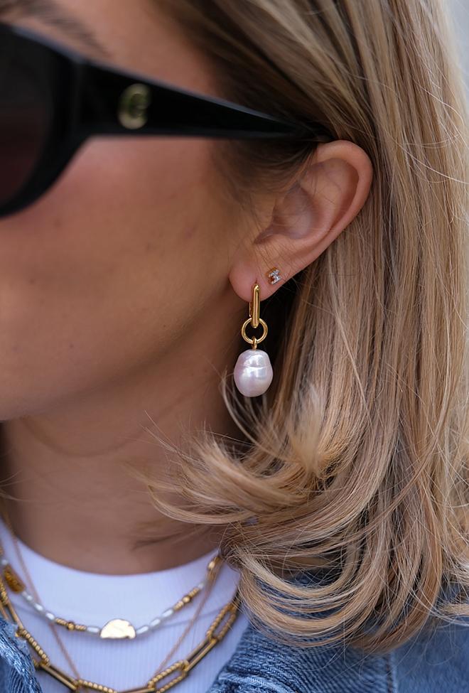 Missoma Gold Baroque Pearl Earrings Gold øredobber 1