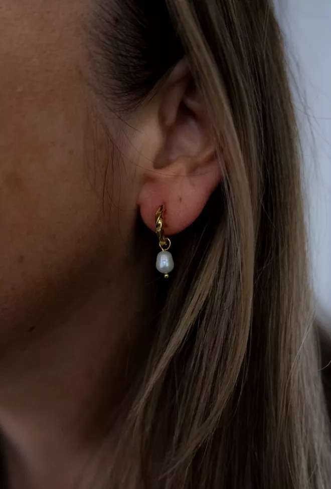 hiil studio jewelry simple pearl hoops øredobber gull 2