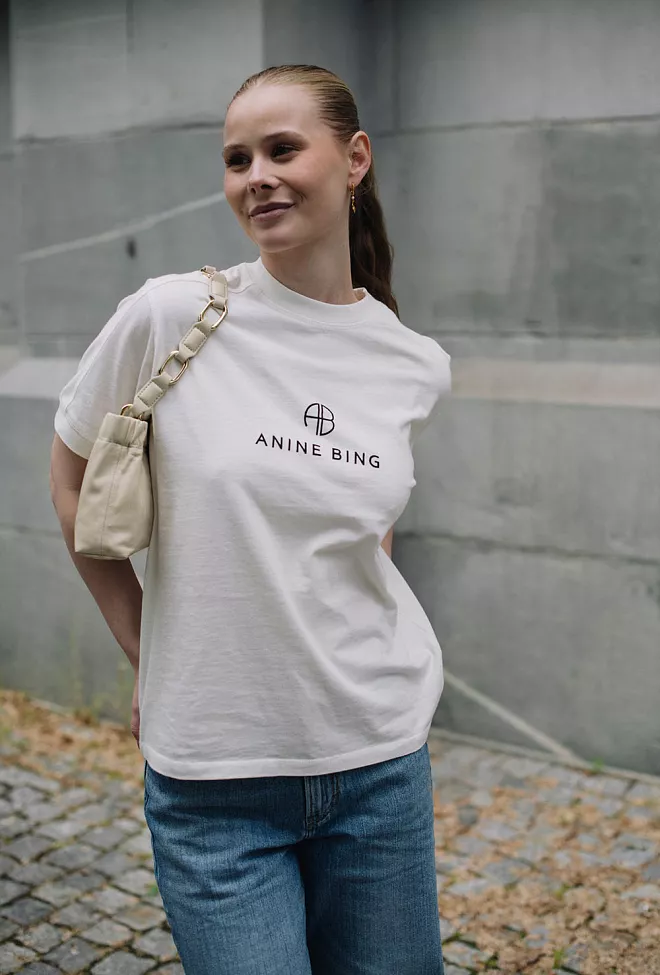 Anine Bing Jaylin Tee Monogram Ivory t-skjorte 