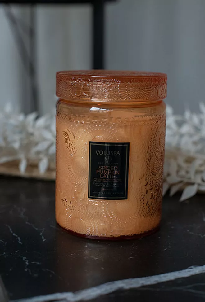 Voluspa Spiced Pumpkin Latte Large Embossed Glass Jar duftlys