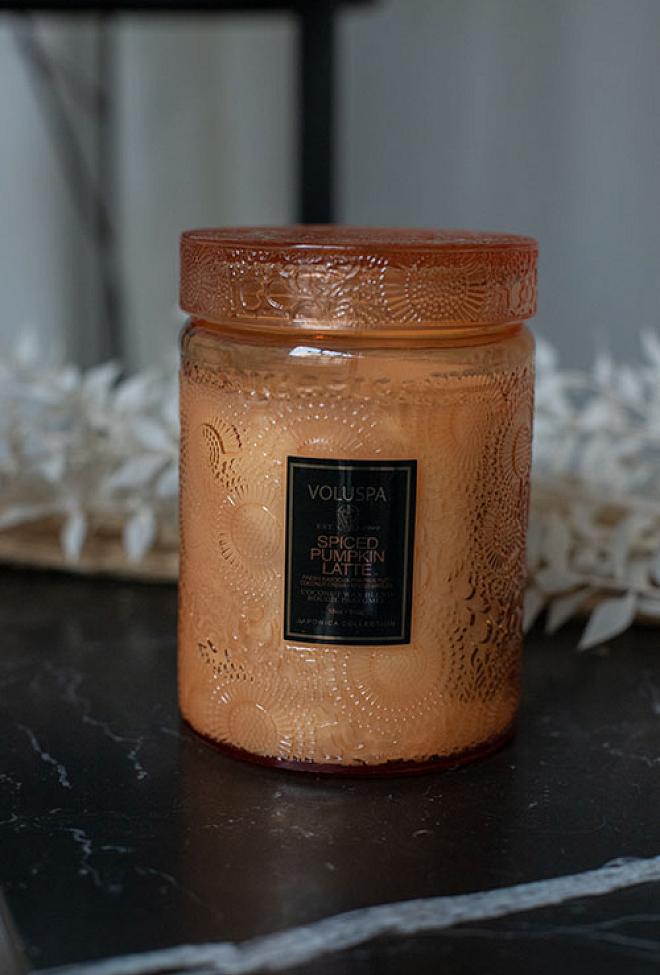 Voluspa Spiced Pumpkin Latte Large Embossed Glass Jar duftlys
