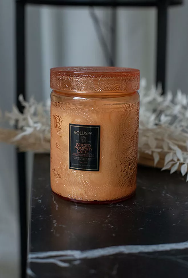 Voluspa Spiced Pumpkin Latte Large Embossed Glass Jar duftlys 2