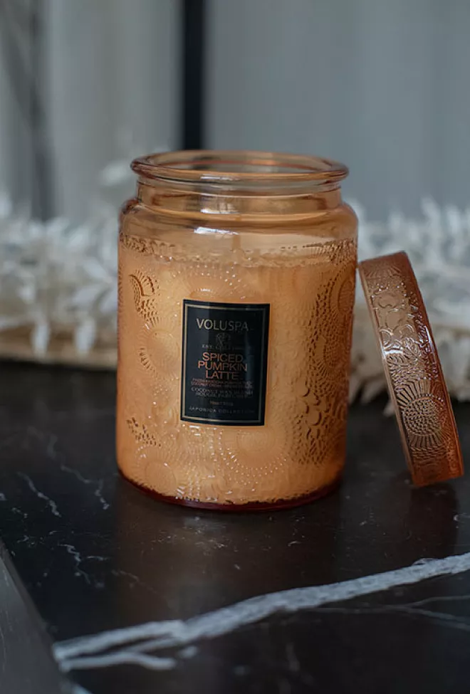 Voluspa Spiced Pumpkin Latte Large Embossed Glass Jar duftlys 1