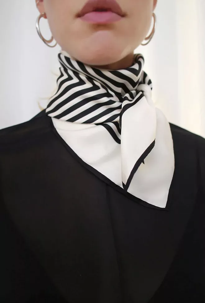 Lescarf No. 1 Cream & Black skjerf 2