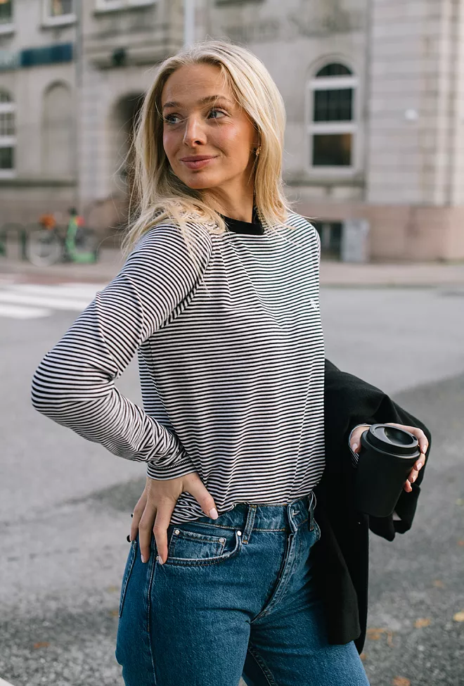 Anine Bing Rylan Tee Black and White Stripe genser 4