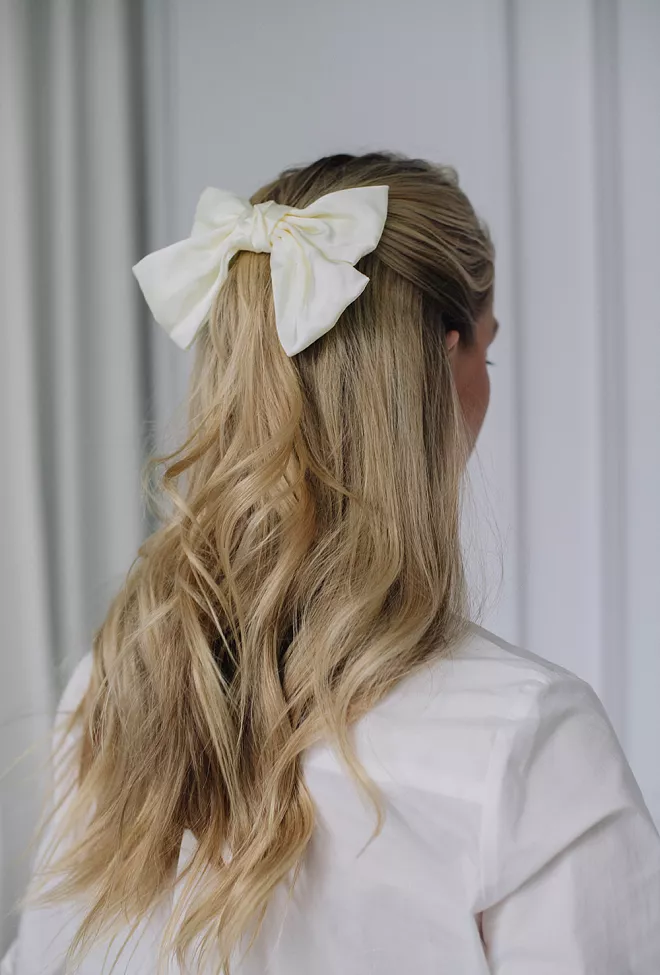 HiiL Studio Satin Bow Hair Clip Creme hårklype