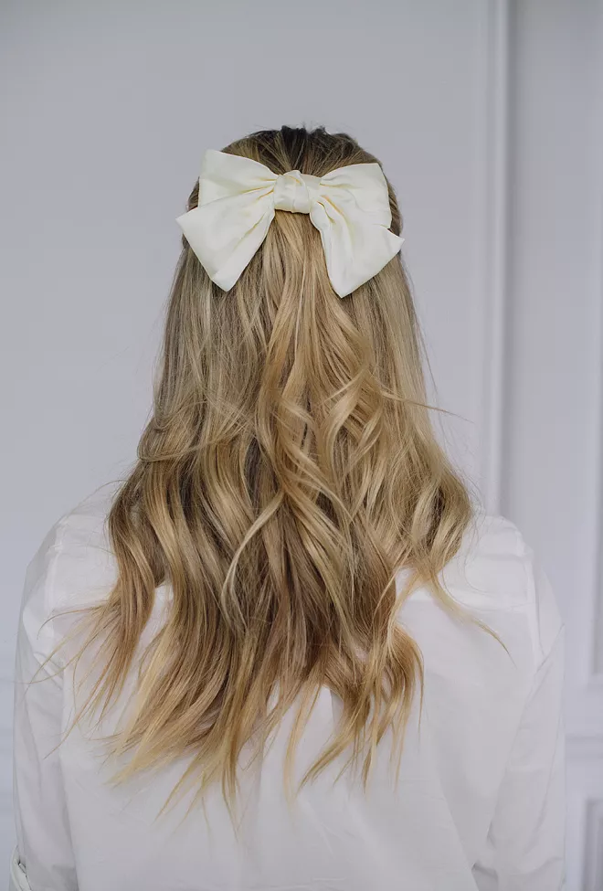 HiiL Studio Satin Bow Hair Clip Creme hårklype 3