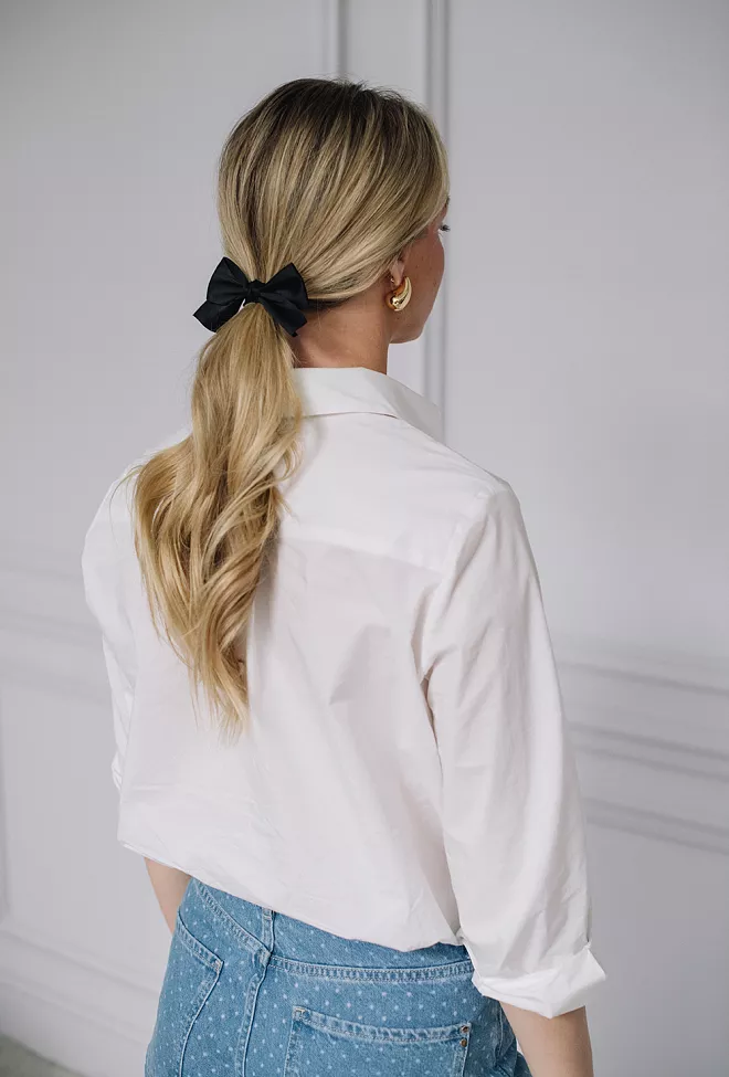 HiiL Studio Satin Bow Hair Tie Black hårstrikk