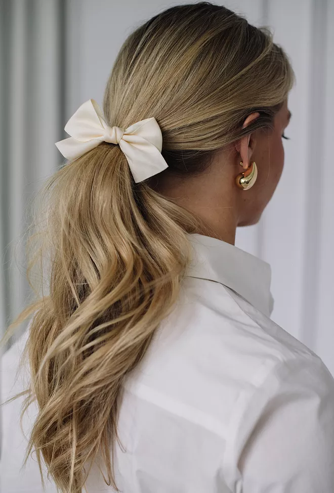 HiiL Studio Satin Bow Hair Tie Creme hårstrikk