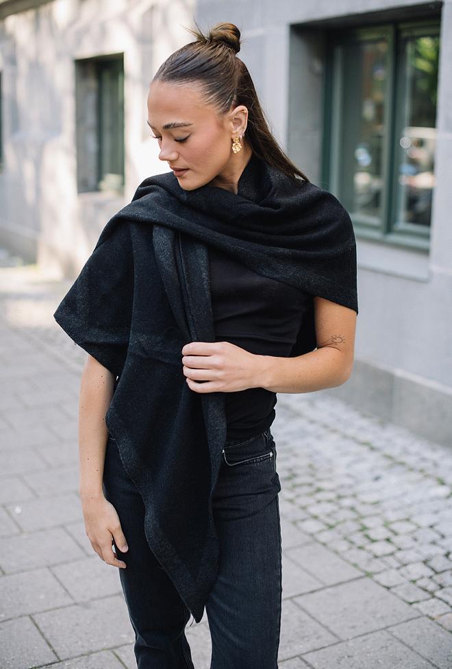 Envelope1976 Triangle Scarf Charcoal/Black 1