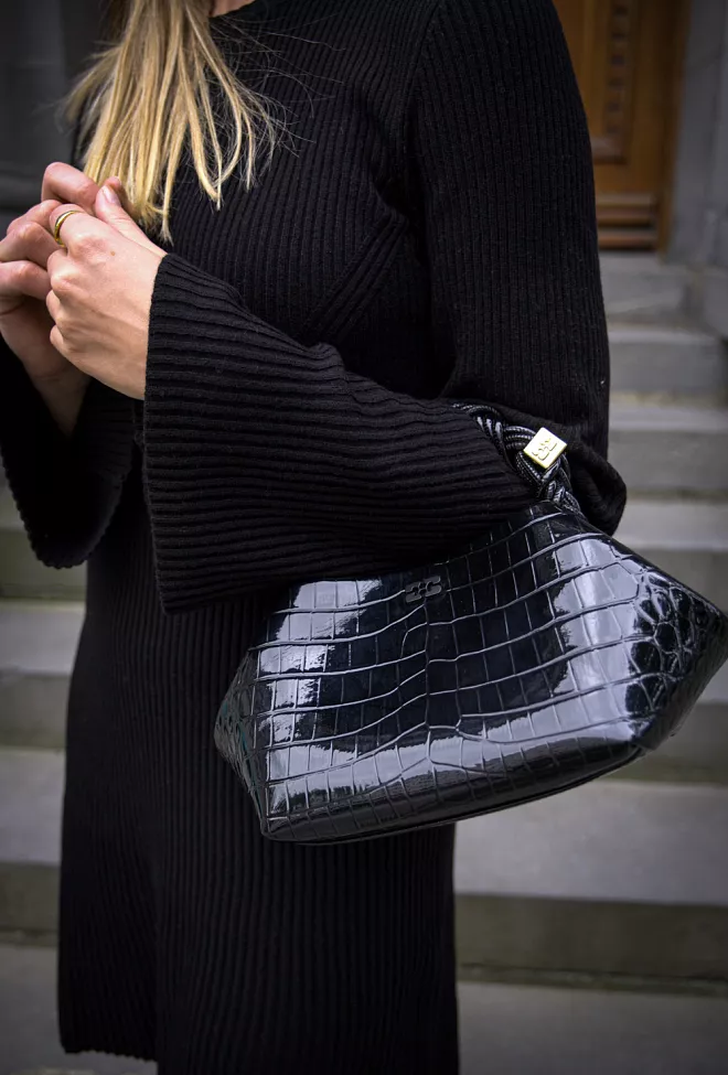 ganni bou bag small patent croco black veske 2