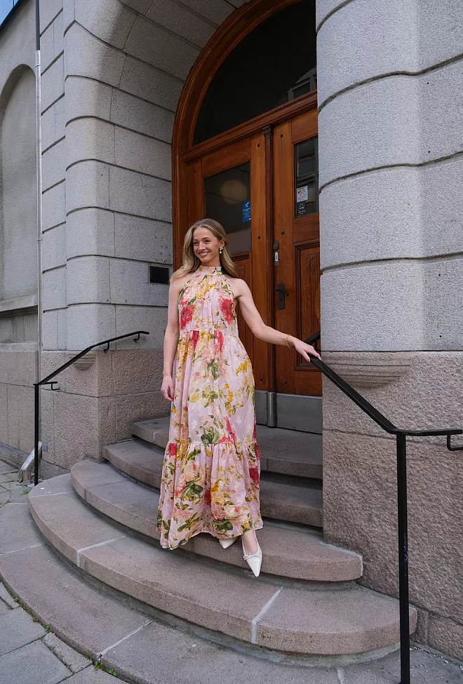 byTiMO Georgette Halterneck Dress Blush Flowers maxikjole 3