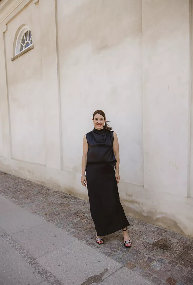 HiiL Studio Linea Skirt Black skjørt 3