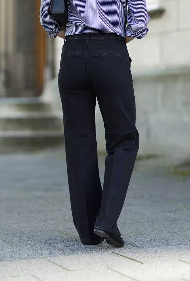 my essential wardrobe 30 the Lara pant long black wash